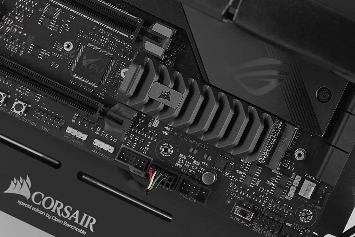 CORSAIR MP600 Pro XT 1TB Gen4 PCIe x4 NVMe M.2 SSD – High-Density TLC NAND Aluminum Heatspreader