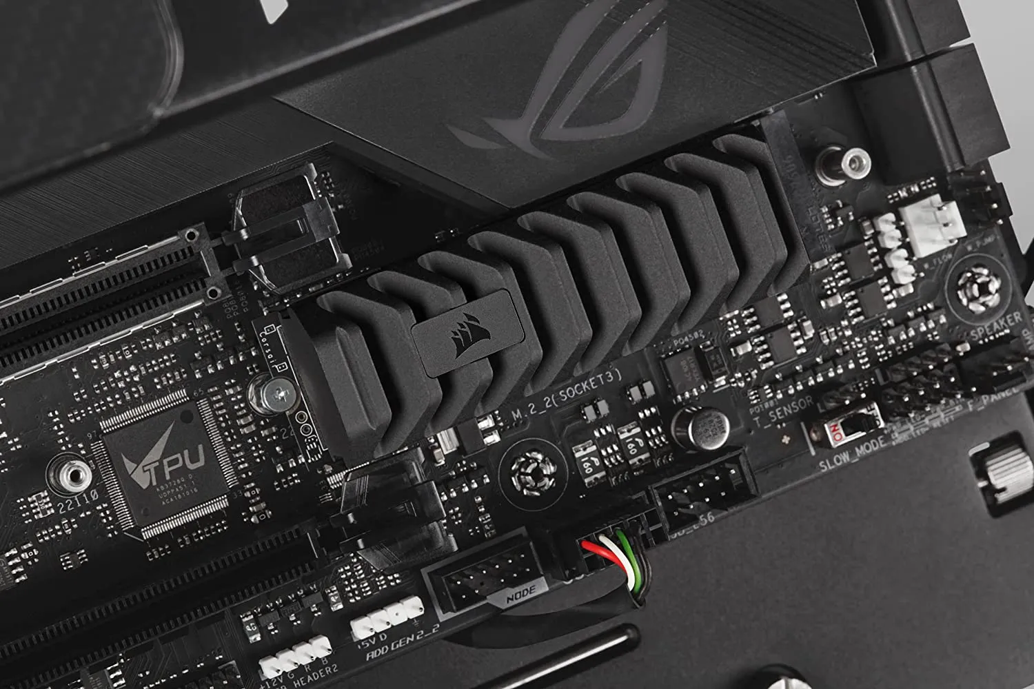 CORSAIR MP600 Pro XT 1TB Gen4 PCIe x4 NVMe M.2 SSD – High-Density TLC NAND Aluminum Heatspreader